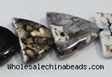 CNG2527 15.5 inches 15*20mm - 20*25mm triangle agate beads